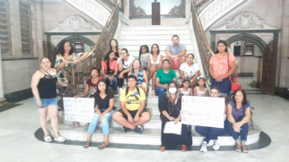 Famílias fizeram protesto nas escadarias do Paço contra a colocação de crianças em escola improvisada na Avenida Nossa Senhora de Fátima