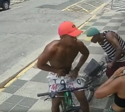 Dupla de assaltantes rouba mulher em SV