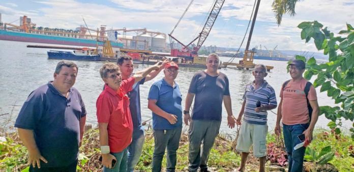 Lideranças e ambientalistas se reuniram para lutar contra o possível isolamento do bairro, que só possui uma passagem para o mar