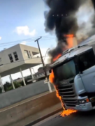 Caminhão pega fogo