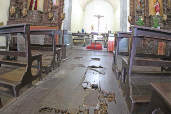 Piso de madeira na parte interna está com vários buracos, desde a entrada até o altar na Igreja Matriz, no centro de Itanhaém