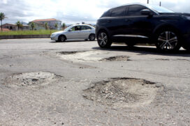 Buracos na Avenida Joaquim Jorge Peralta são problemas para motorista