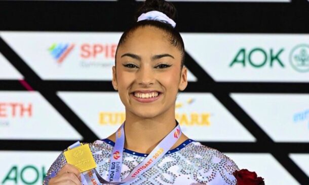 Júlia Soares, de 17 anos, venceu a disputa do solo, com nota 13.300, apresentando-se com uma música do desenho animado Aladdin e acertando as quatro acrobacias que realizou