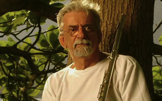 Bebeto Castilho (1939 2023) em foto promocional do álbum 'Amendoeira', de 2006