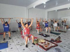 Os pacientes têm diversos espaços para treinos, que incluem alongamento, dança, ginástica e até jiu-jítsu