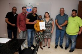 Entrega de certidão do Programa Casa Legal, em 2022