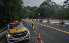 A via foi atingida por deslizamentos no Carnaval