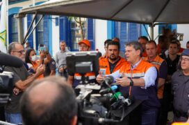 Tarcísio de Freitas durante coletiva de imprensa em relação ao litoral norte