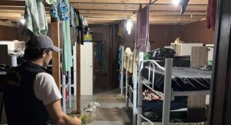 O trabalho escravo é definido como a condição degradante de trabalho, em que o trabalhador é submetido a jornadas exaustivas, a condições insalubres e a restrições à sua liberdade