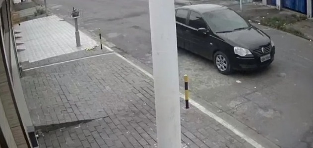 Câmeras de segurança flagraram a ação