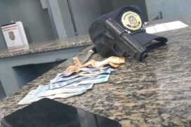 Foram encontrados dinheiro em espécie, um simulacro de arma de fogo, uma faca e um celular