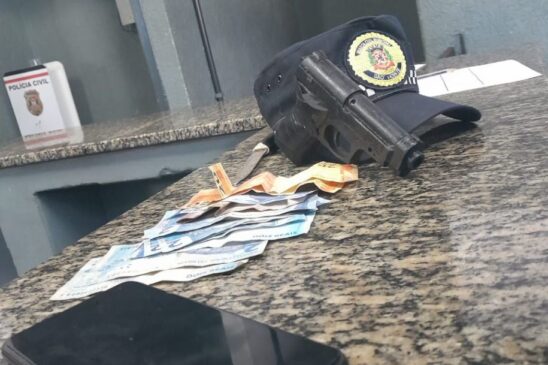Foram encontrados dinheiro em espécie, um simulacro de arma de fogo, uma faca e um celular