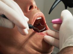 Mês também se apresenta como a oportunidade ideal para abordar a importância de um atendimento odontológico especializado para crianças autistas
