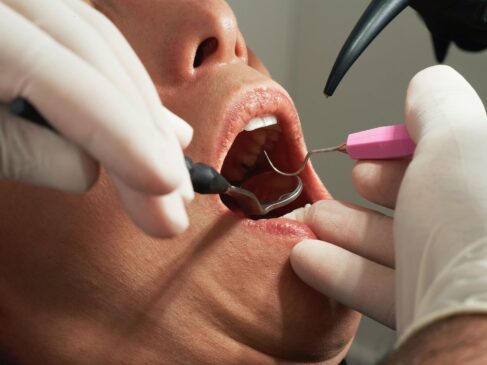 A possível explicação para essa relação está no impacto sistêmico das inflamações bucais