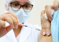 O reforço da vacina bivalente da Pfizer é uma atualização em relação aos primeiros imunizantes fabricados contra a Covid-19