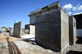 As obras estão na fase de alvenaria, com o erguimento da estrutura de apoio