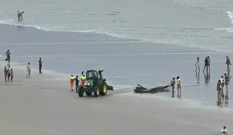 Embarcação com 12 tripulantes afundou na madrugada de sábado no litoral sul de SP