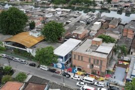 Com área total de 25 metros x 47, a Cruyff Court deve ser entregue em 14 de julho e ficará ao lado do Instituto Arte no Dique