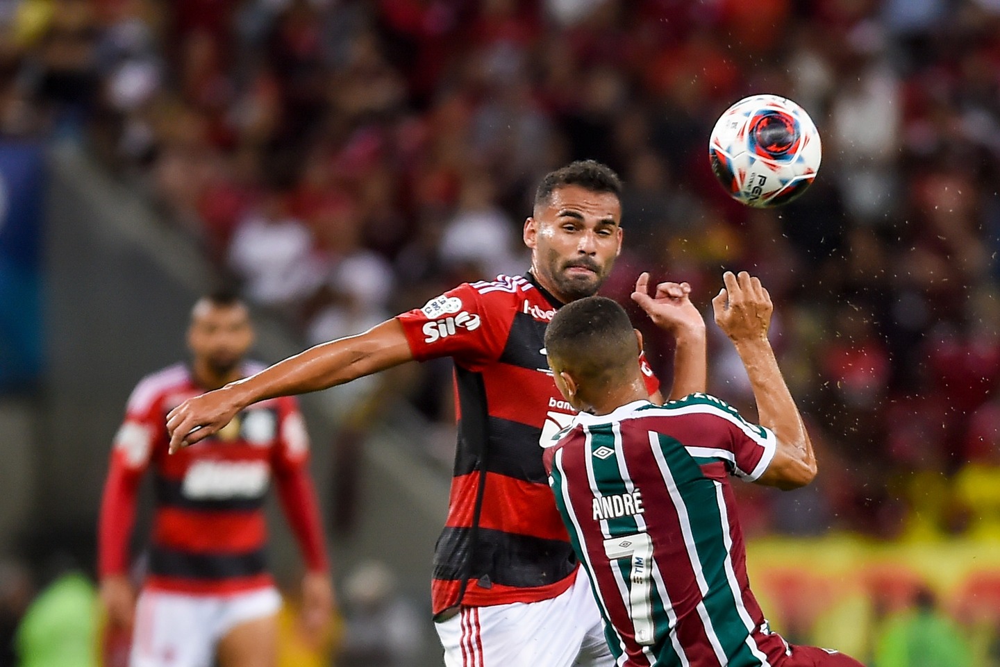 Thiago Maia e André disputam a jogada
