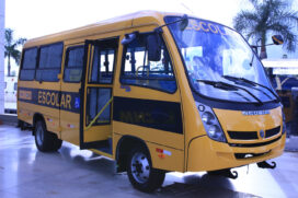 Os veículos entregues incluem dois tipos de ônibus escolares: o modelo ORE 1 (foto), com capacidade para 29 pessoas sentadas, e o modelo ORE2, com capacidade para 44 pessoas sentadas