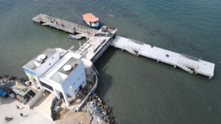 Madeiras do piso do lado esquerdo do píer já foram substituídas por laje de concreto
