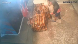 Criminosos furtam quiosque em Santos