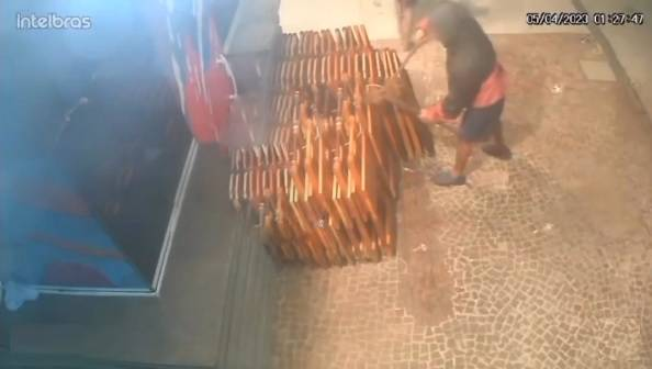 Criminosos furtam quiosque em Santos