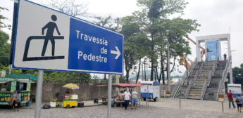Passarela de travessia de pedestre entre Santos e Guarujá vem dando problema desde sua inauguração, repleta de políticos da região
