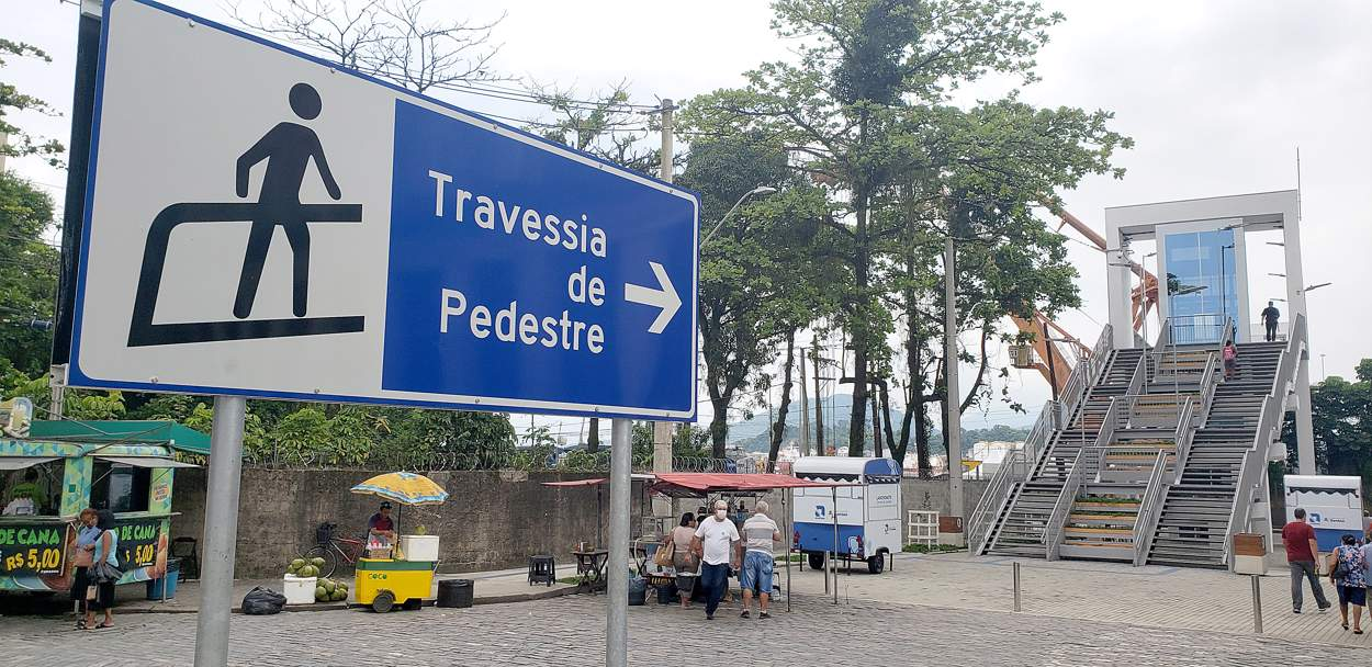 Passarela de travessia de pedestre entre Santos e Guarujá vem dando problema desde sua inauguração, repleta de políticos da região