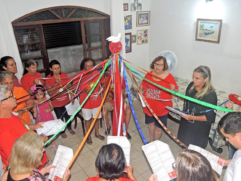 Devotos participam da