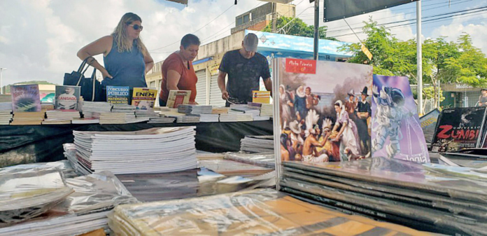 Clássicos da literatura, romances e aventura podem ser adquiridos na Feira Popular do Livro, na Praça Benedito Calixto, em Itanhaém