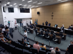 Treze votaram favoráveis e somente três foram contrários ao aumento de vereadores em Guarujá