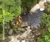 Mulher é resgatada em Cubatão
