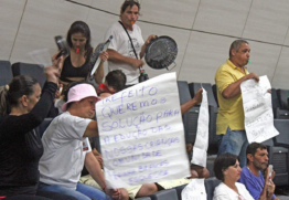 Pais e mães foram protestar na Câmara e conseguiram uma professora para a Prainha Branca