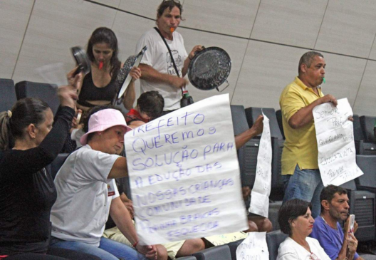 Pais e mães foram protestar na Câmara e conseguiram uma professora para a Prainha Branca