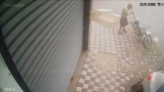 Homem arranca poste e furta bicicleta