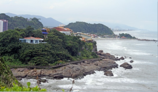 Na Praia do Sonho estão localizados a Passarela de Anchieta, a Gruta Nossa Senhora de Lourdes e o Morro Paranambuco