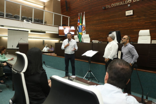 Santos entrega orçamento à câmara