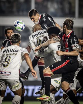 Messias marca o gol da vitória