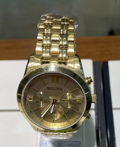 Somados, os dois leilões disponibilizam 374 lotes, que incluem relógios, pedras preciosas, colares, brincos e anéis