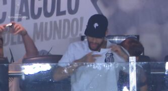 Neymar voltou à Vila Belmiro e foi ovacionado pela torcida