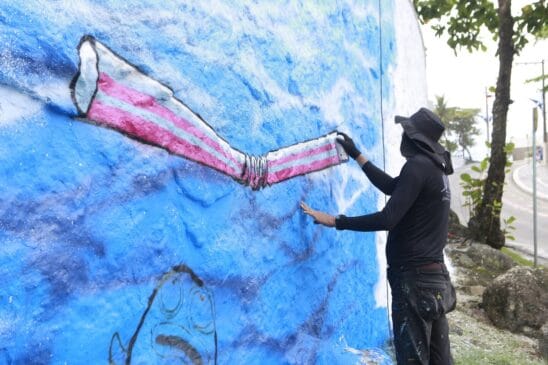 Novo mural de grafite pode ser encontrado na Praia das Astúrias, próximo ao Sobre as Ondas