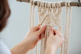 Os participantes aprenderão a fazer bijuterias, suportes de plantas e porta-copos utilizando o macramé