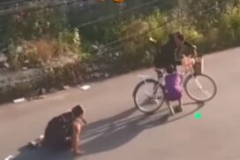 O assaltante agride a criança antes de fugir com a bicicleta
