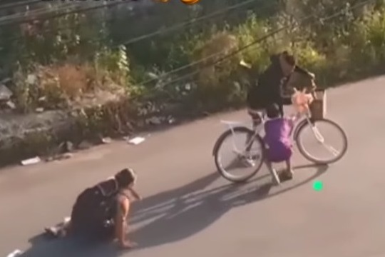 O assaltante agride a criança antes de fugir com a bicicleta
