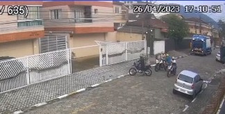 Criminosos precisaram de apenas 30 segundos para cometer o assalto