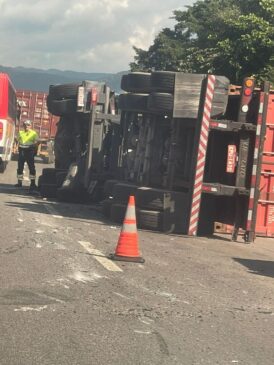 O trânsito na Rodovia Anchieta, que liga Santos e São Paulo, está prejudicado pelo acidente