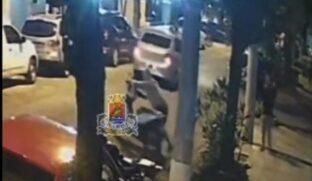 Os criminosos seguem observando a moto e decidem levá-la arrastada