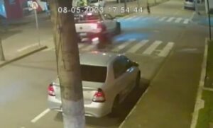 Em vídeo gravado por uma câmera de monitoramento na avenida, é possível ver imagens do atropelamento.