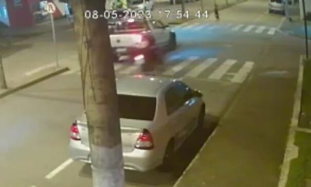 Em vídeo gravado por uma câmera de monitoramento na avenida, é possível ver imagens do atropelamento.